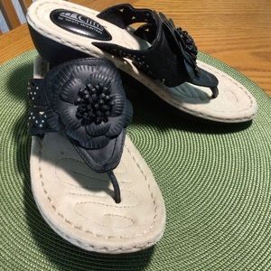 Cliffs by White Mountain Cushioned Floral Shoes size 7.5M Black